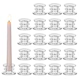 Minimalistisch und doch stilvoll: Diese Glas Kerzenständer ergänzen verschiedene Dekorationsstile. Als Herzstück schaffen das weiche Glas und das strahlende Kerzenlicht sofort eine warme und charmante Atmosphäre. Gleichzeitig betonen sie die elegante Schlichtheit aller Arten und Farben von Stabkerzen und verleihen Tischen ein einladendes Ambiente