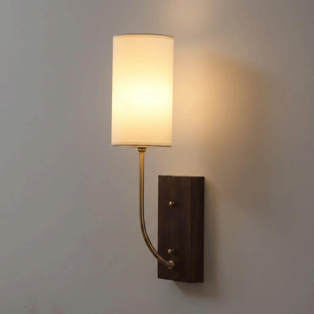 Lámpara de mesita de noche vintage con aplique de madera y latón para leer en el dormitorio