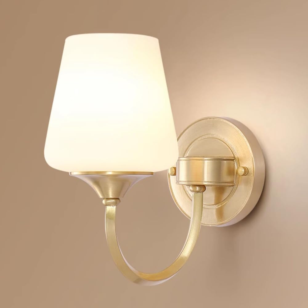 Nowoczesna lampa ścienna z mosiądzu, E27 złota oprawa ścienna do wnętrz, postmodernistyczna miedziana lampa ścienna z białym szklanym kloszem, lampa E27