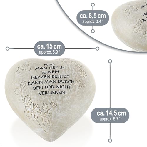 com-four® Grab-Dekoration in Herz-Form - wetterfester Grabschmuck mit Schmetterlingen - verzierter Trauerstein mit Gedenkspruch - Gedenkstein mit Aufschrift