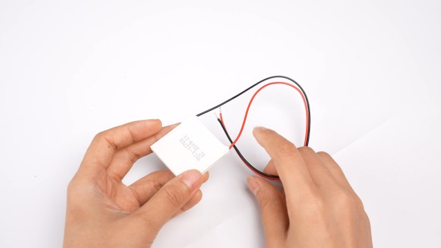 Plaque Peltier TEC1-12703 40x40mm – Refroidissement Thermoelectrique, Neuf Sous Emballage