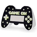 Design de jeu cool : l'invitation en forme de manette avec l'inscription « Game On » ravira les petits et les grands joueurs – Idéal pour les fêtes à thème autour du jeu !