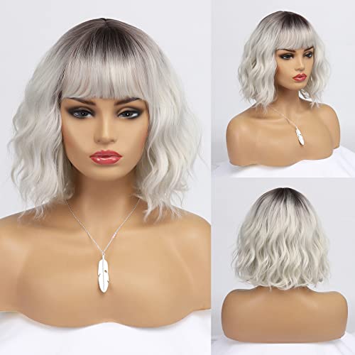 BESTUNG Perruque courte avec frange pour femme, perruque synthétique blond platine ondulée avec racines foncées, résistante à la chaleur, aspect naturel pour un usage quotidien Cover