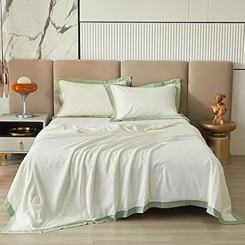 ARYURBU Duvet 200 x 200 cm, White with 2 Pillowcases, Soft Lightweight Summer Duvet, Reversible Quilt, Microfibre, Breathable, Easy Care, All-Season Duvet, Green Edge Decoration, Modern Cover