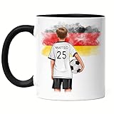 dfb tasse ⚽ FUßBALL FANARTIKEL KINDERTASSE MIT NAMEN - Tolle Geschenkidee für jeden leidenschaftlichen Fußballer, angehenden Fußballstar und Fussballfan. Du suchst nach Tassen mit Namen für Fussball-Verrückte Jungs zum Geburtstag, Weihnachten, Ostern, Nikolaus, Einschulung oder zur anstehenden WM, EM und Weltmeisterschaft? Dann ist dieser süße, bedruckte und personalisierte Fussballbecher genau das richtige für deinen Sohn, Enkel, Bruder oder Neffen.