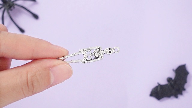 PH PandaHall 100pcs Pendentifs Crâne Crâne Tibétain Breloques Crâne Croisé Style Pirate Pendentif Crâne Breloques Squelette Pour Bracelet Collier Halloween Fabrication De Bijoux