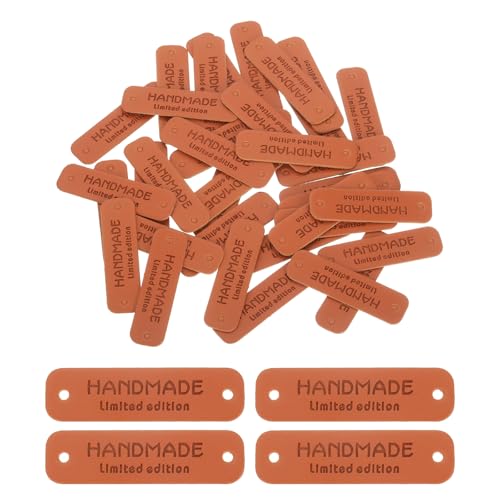 QUARKZMAN 50pcs Etiquetas de Cuero, Etiquetas de Piel Sintética Hechas a Mano con Agujero en Relieve Placas Personalizadas para Adorno DIY Costura Manualidades, 55x15mm, Marrón Oscuro
