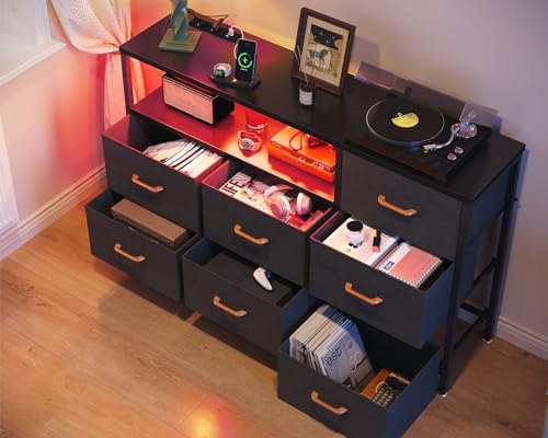 leuchtenden Farbwechsel-LED-Streifen an Front und Seiten sowie integrierten 2 USB- und 2 AC-Ladeports für...