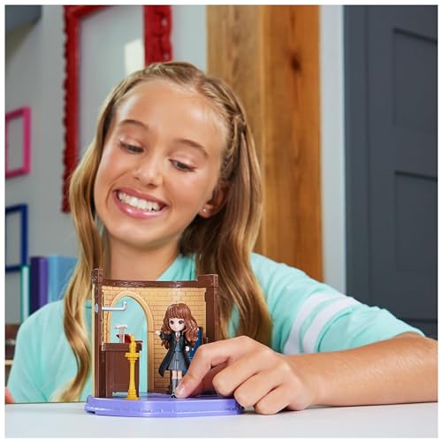 HARRY POTTER - PLAYSET COURS DE SORTILÈGES WIZARDING WORLD - Coffret Univers Magique Cours De Sortilèges Avec 1 Figurine Articulée Hermione Granger et Accessoires - 6061846 - Jouet Enfant 5 ans et +
