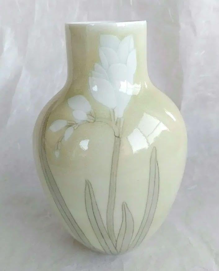 フリージア文花器(彫文黄磁掛分け) 未使用、新品同様 フリージア文花器彫文黄磁掛分け .、.同様 K フリージア文花器(彫文