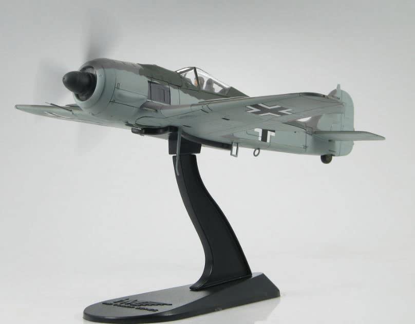 絶版新品 ホビーマスター 1/48 ドイツ空軍Fw190A8 1944年 1/48 Fw190/A-8 フォッケウルフ `エルンスト・シュレーダー` (完成品