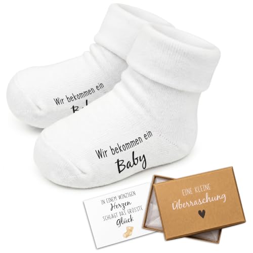 Amari® Babysocken Geschenkset – „Wir bekommen ein Baby“ – Schwangerschaft verkünden mit süßer Geschenkbox – Perfektes Baby Geschenk für werdende Großeltern