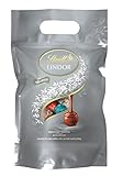 Lindor está disponible en más de veinte sabores diferentes que van desde los clásicos, como el chocolate negro, chocolate con leche y blanco, hasta ediciones limitadas con sabores exóticos, afrutados y únicos