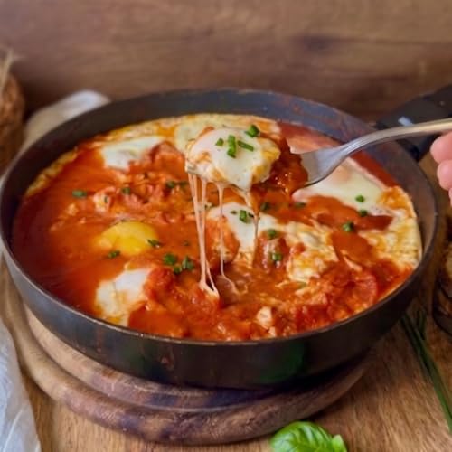 Uova alla pizzaiola: la ricetta facile, piccante e filante con mozzarella