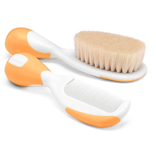 Chicco Set Baby-Haarbürste und Kamm, Babybürste mit weichen Naturborsten, Kamm mit abgerundeten Spitzen, rutschfester Griff, Baby Party Geschenk - Neugeborenenbedarf...