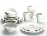 Sehr praktisches Service mit Becher, Kuchenteller und Speiseteller sowie Frühstücksschalen aus schönem weißen Porzellan.