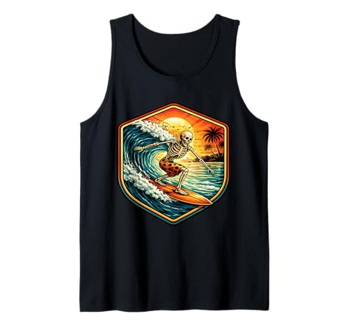 Cavalca le onde con stile in un design che combina uno scheletro surfer, un tramonto retrò e una tavola da surf epica. L'atmosfera vintage cattura l'essenza della cultura del surf rilassata, rendendolo un must per gli amanti dell'oceano e per coloro che amano il brivido del surf.