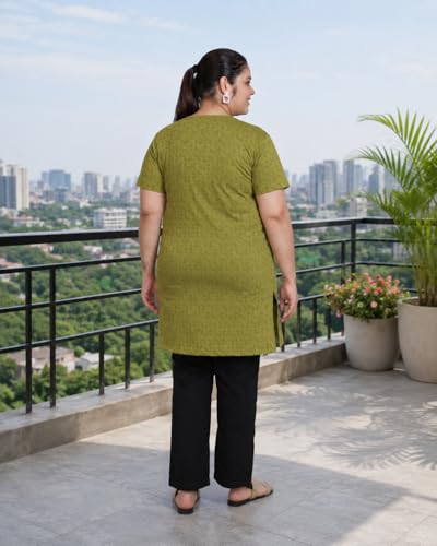 Image of In Love Women's All-Over Printed Cotton Plus Size Longline T-Shirt with Pockets