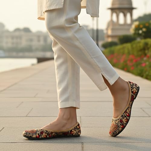Image of DFR Women Embroidered Mojari Juttis