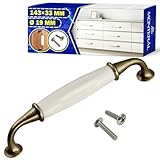 DIMENSIONI - Maniglia per cucina vintage ha lunghezza totale 143 mm, distanza tra fori montaggio 128 mm, altezza 33 mm, diametro maniglia 19 mm, diametro gambe montaggio 16 mm. Colore maniglia cucina in ceramica: patina su ottone e porcellana bianca