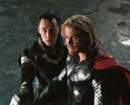 Amazon ブロマイド写真 マイティ ソー 見上げる2人 ソー クリス ヘムズワース ロキ トム ヒドルストン アイドル 芸能人グッズ 通販