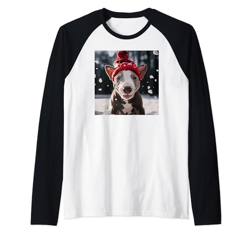 Cachorro de Bull Terrier jugando en la nieve en Navidad Camiseta Manga Raglan