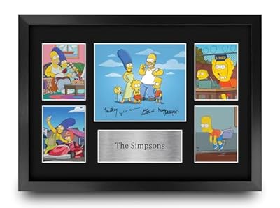HWC Trading The Simpsons Los Regalos Imprimieron La Exhibición Firmada Del Montaje De La Foto De La Presentación Del Autógrafo Para Los Fans De La Demostración De Serie De Televisión - A3 Enmarcado | Ya disponible en tu tienda friki favorita! En mundofriki.es!