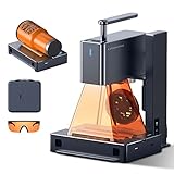 💎 Versatile Rotationswalze für Zylinder: Mit der spezifisch konzipiereten Drehachse können Sie drei weitere Gravurmodi von LaserPecker 2 entdecken: Zylinder/Platten/Trolly-Modus. Dadurch können Sie zylinderische Objekte oder lange Brette bis zu 2 Meter lang leicht gravieren, z.B. Weinglas, Bierflasche, Trinkbecher, Bleistifte, Skateboard usw.