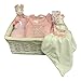 The Big Card Company Juego de regalo para bebé, cesta de mimbre rosa para bebé niña con regalos de bebé, incluyendo un edredón, babygrow, tela de muselina, babero, calcetines, guantes y sombrero