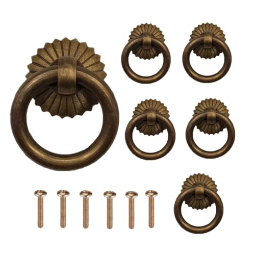 MATERIALI DI ALTA QUALITÀ: le nostre maniglie per mobili antichi ottone sono realizzate in lega di zinco e ferro, robuste e resistenti alla corrosione. La sua superficie è zincata e verniciata in bronzo retrò, liscia e uniforme. Maniglia comoda e durevole per un uso a lungo termine.