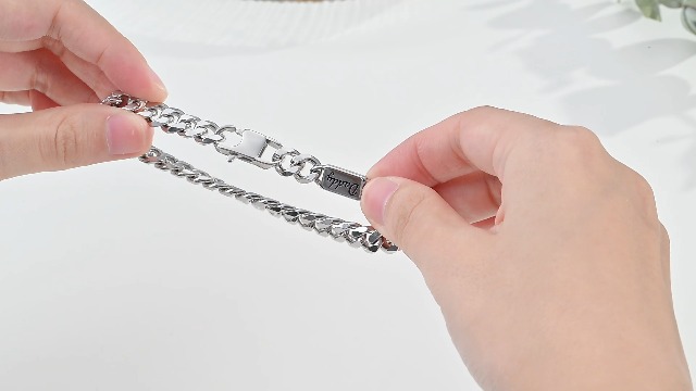 Pulsera de acero inoxidable cubana grabada para hombre miniatura 7