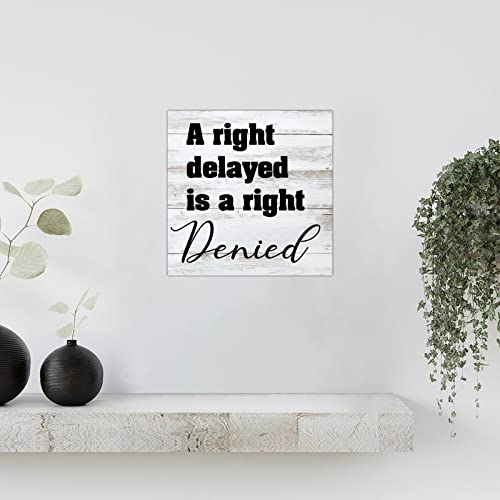 Panneau bois rétro A Right Delayed habillage élégant pour mur vide