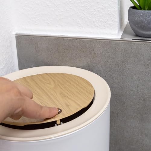 INTIRILIFE Kosmetikeimer hoher Mülleimer in Weiß mit beiger Abdeckung und Bambus-Optik - 22.2 x 36.4 cm - Tischeimer mit Druckknopföffnung für Bad Büro Küche Abfalleimer mit Kratzschutz – Bild 6
