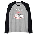 El conjunto de pijama de We're Engaged es ideal para parejas que buscan pijamas y pijamas a juego para llevar mientras están comprometidas. Camisetas muy bonitas a juego para anunciar tu compromiso. Bonita camiseta de compromiso para parejas amantes de animales y gatos. Haz que tu compromiso sea memorable