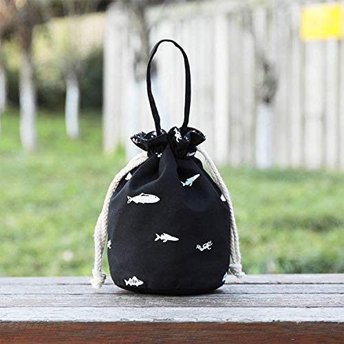 モノトーンカラーとシンプルな魚柄がかわいい巾着バッグです。内ポケット付きなので、カトラリーやスマホを入れてもOK。タイガーなど、500ml以下の広口で丸底のスープジャーにも対応◎