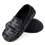 Die stabile Gummisohle mit rutschfester Traktion ermöglicht es Ihnen, das Haus zu verlassen, um die Post abzuholen oder den Hund auszuführen, ohne die Schuhe wechseln zu müssen. Doppelte elastische Keile geben Ihren Füßen Raum, damit sie problemlos eine Flexion bei Bewegung durchführen können, und dehnen sich so, dass sie bequem an strapaziöse, breite oder geschwollene Füße passen.