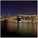 Wallario Glasbild New York Skyline - Brooklyn Bridge und Manhattan am Abend - 30 x 30 cm Wandbilder Glas in Premium-Qualität: Brillante Farben, freischwebende Optik