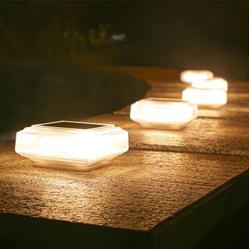 Lámparas solares para postes que iluminan tu jardín con un brillo radiante y acogedor 6