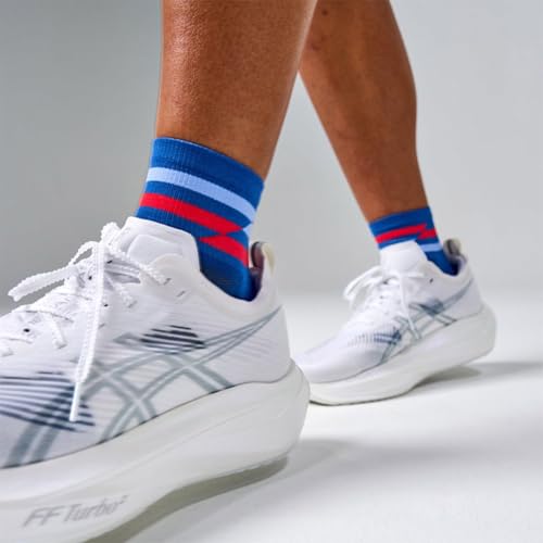 Image of Feetures Elite Light Cushion Quarter Solid - Sport Sock with Targeted Compression