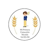 Te mostramos estas pegatinas de niño de comunión con el bonito dibujo de un niño luciendo su traje de comunión en color azul., Un gracioso diseño en estas pegatinas perfectas para personalizar cualquier detalle que tengas elegido para tus invitados de comunión., Te las enviamos impresas con el nombre de tu hijo y la fecha del evento para que entregues tus regalos personalizados ¡Por un precio outlet!