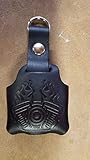 harley breakout kaufen Diese Leder-Schlüsselhülle wurde speziell für Harley-Davidson Fernbedienungen entworfen. Der auffällige Look macht diese Fernbedienung zu einem Must-Have für Harley-Davidson-Besitzer. Hergestellt aus pflanzlich gegerbtem Leder ist die schwarze Fernbedienungsbox mit einem Ring zur Befestigung an der Jeansschlaufe und einem Knopfverschluss ausgestattet. Fernbedienung nicht im Preis enthalten.