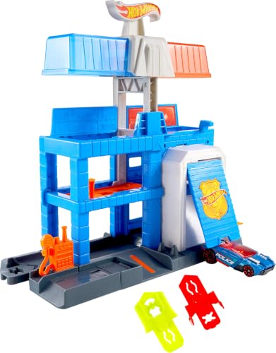 Kit Pista Hot Wheels City Torre de PolĂcia Mattel. Pista temática com prisĂŁo de vilões, rampas e lançador. Aventuras urbanas para crianças a partir de 4 anos.