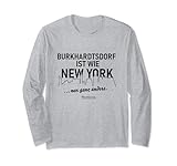 Burkhardtsdorf ist wie New York. Nur ganz anders! Witziger Spruch über die im Erzgebirgskreis gelegene Gemeinde in Sachsen mit der PLZ 09235. Text in zeitloser Typographie und elegantem Look über Zeichnung der Skyline von Manhattan.