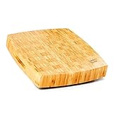 ♻ ERSTKLASSIGES CHOPPING BOARD – Das massiv gearbeitete Hackbrett misst 30,5 x 30,5 x 7 cm und besitzt vier Standfüße, die das Verrutschen auf der Arbeitsplatte verhindern.