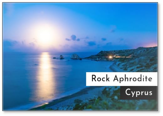 Chipre. Rock Afrodita. Amanecer. Piedra Petru Tou Romiu. Acantilados de mar en la playa. Paisaje de la costa de Chipre. Excursiones a la piedra de Afrodita. Salida del sol. Guía de Chipre, imán para