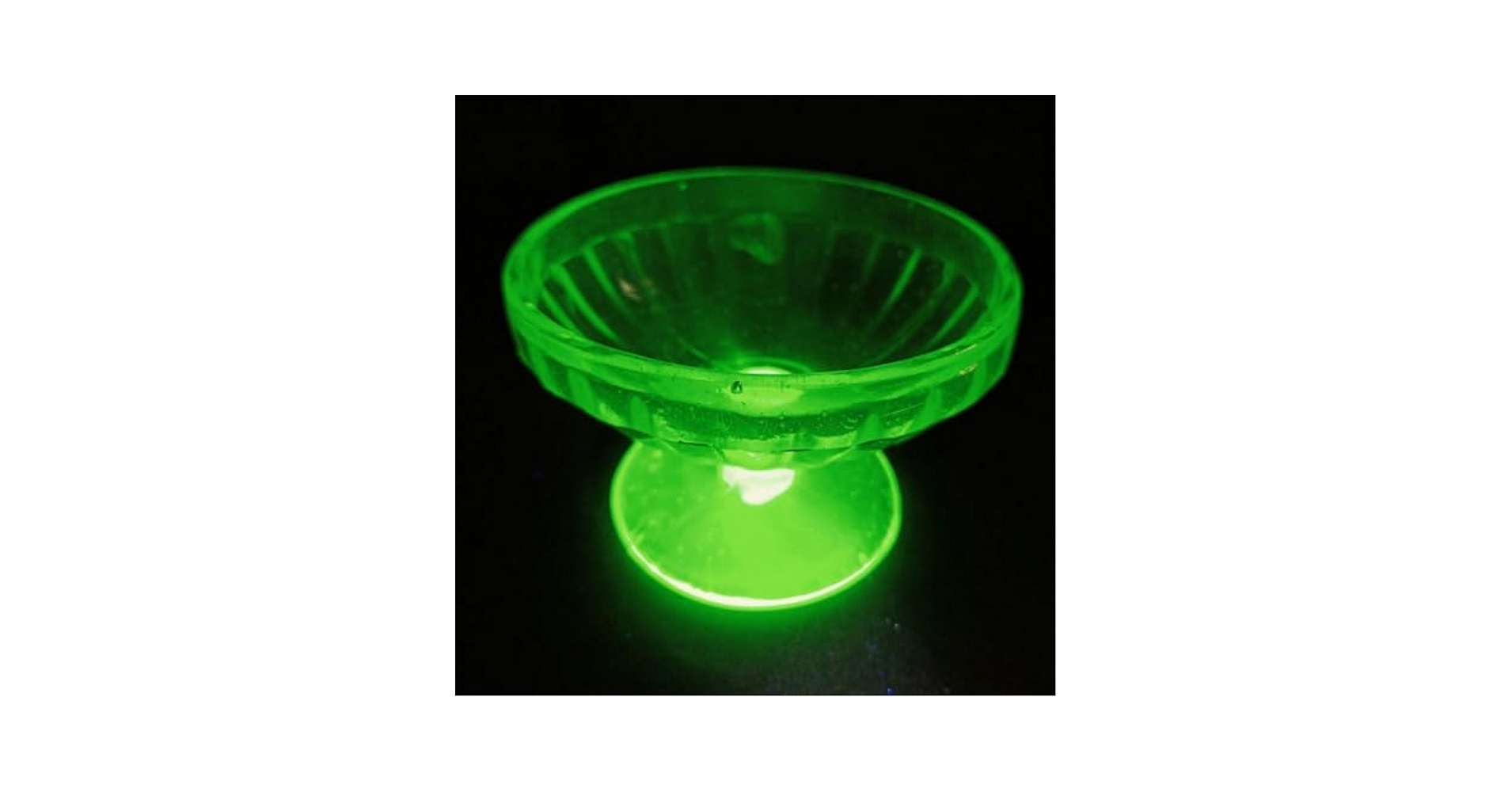 【希少】ウランガラス　デザートカップ　骨董　アンティーク　高濃度ウラン　グリーン Amazon.co.jp: ウランガラス デザートカップ 骨董 アンティーク