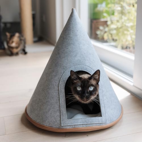 CanadianCat Company | Katzen Tipi Zelt für Haustiere Katzenzelt Cone Katzen Tipi, XL Katzenhöhle aus Filz inkl. Flauschkissen, hellgrau, 45 x 45 x 50 cm