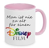 CreaLuxe Kaffeetasse - Man ist nie zu alt für einen Disney Film - Spruchtasse, Bürotasse, bedruckte Keramiktasse, Tasse mit Spruch, Hochwertige Kaffeetasse (Rosa)