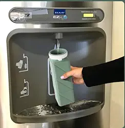 Pacote com 2 garrafas de água dobráveis com canudo à prova de vazamento garrafa de silicone dobrável com anel anticolapso para viagem, acampamento, caminhada, corrida, esporte (verde + azul)