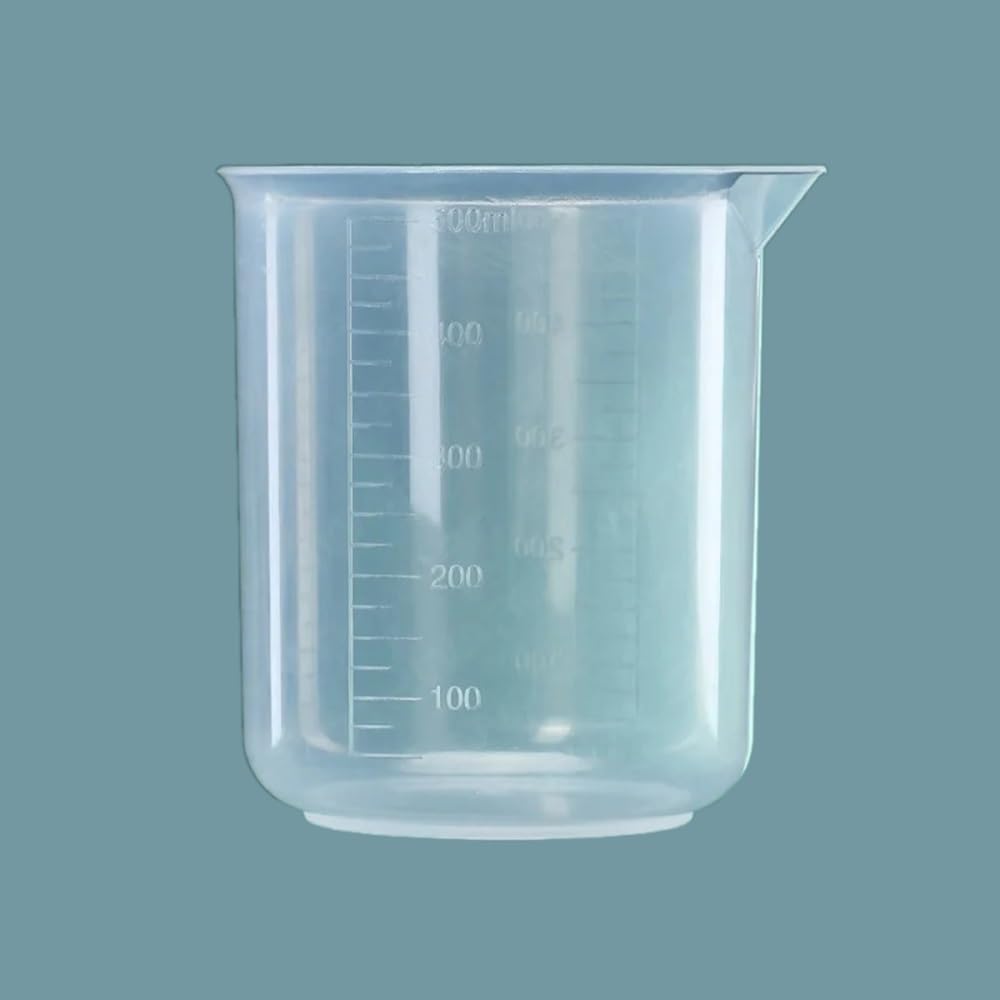 Laboratoryjna miarka z plastikowej zlewki